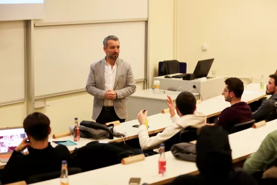  dijital pazarlama eğitmeni