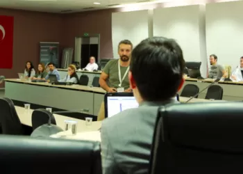 Siyasetçiler Hangi Eğitimleri Almalı? – Siyasetçiler İçin Kişisel Gelişim Eğitimleri