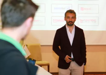 Siyasetçiler İçin Danışmanlık – Uzman Desteğiyle Hedef Kitlenizi Etkileyin!