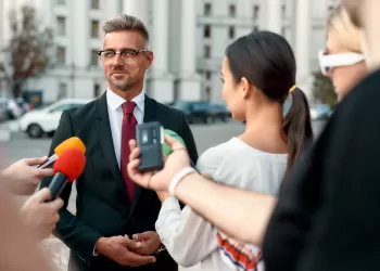 Siyasetçiler İçin Kamera Önünde Konuşma Eğitimi – Medyada Gücünüzü Gösterin!